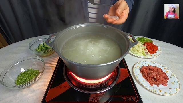 Простой Салат из Широкой Крахмальной Лапши с Мясом и Овощами! КОРЕЙСКАЯ КУХНЯ Проще простого! #76 смотреть онлайн