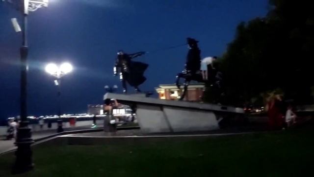 Гости Новороссийска оседлали памятник белогвардейцам смотреть онлайн