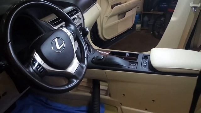 Процесс чистки салона Lexus RX смотреть онлайн