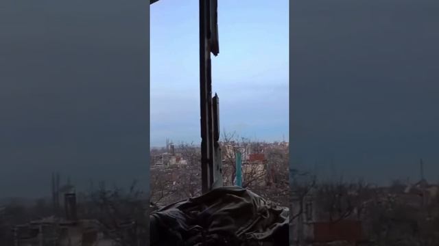 Обстрел украинских позиций в руинах Крынок магниевыми зажигалками 9М22С из РСЗО "Град". смотреть онлайн