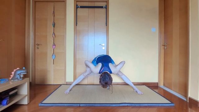 How To Do The Splits For Beginners! смотреть онлайн
