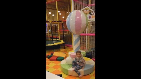 БЕЛЛА В ИГРОВОМ ЦЕНТРЕ.. ЭТО ТАК ВЕСЕЛО!!! Bella's at the game center. So much fun!!!.mp4
