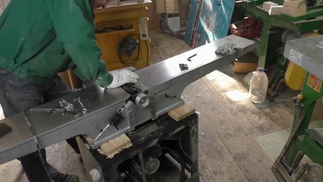 Устанавливаю спиральный вал Helical 200 мм, на фуганок - Warrior W0103FL смотреть онлайн
