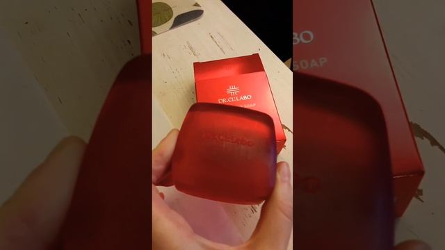 Пудра? Ароматическая золотая эссенция от Pola? мыло Dr Ci Labo?