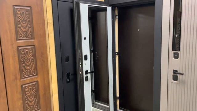 Входная дверь с фрамугой и увеличенными наличниками Credo L7 смотреть онлайн