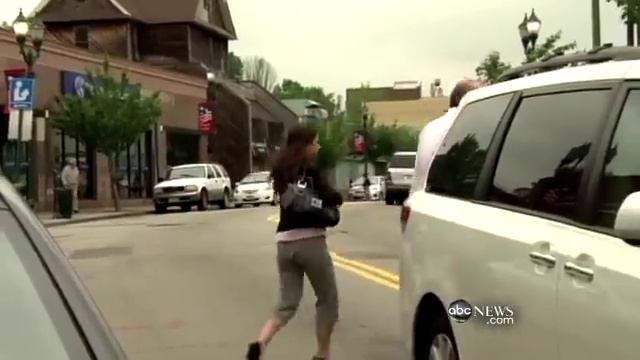Texting While Walking Accidents: Video смотреть онлайн