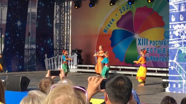Minsk Belarus, день города, у Ратуши, индийские танцы. 11.09.2021 смотреть онлайн