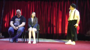 Цирк. Клоун и люди в цирке