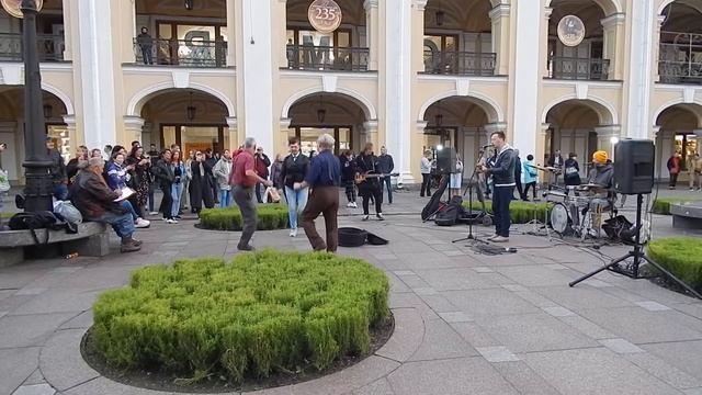 Шуточная песенка с концерта перед Центральным портиком Большого Гостиного Двора на Невском проспект смотреть онлайн