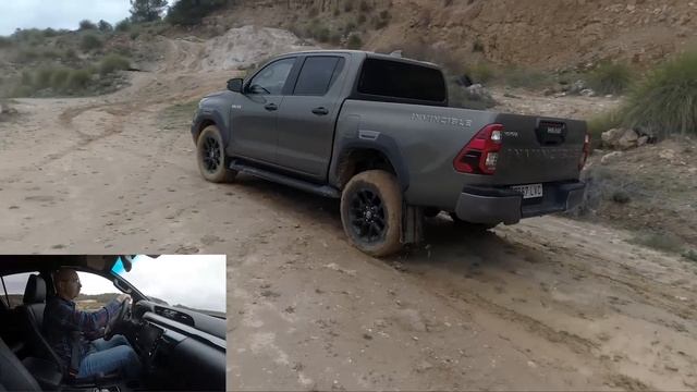 Comparativa 4x4 ¡al limite!: Toyota Hilux 2022 vs Mitsubishi L200 (tritón) en español | Diariomotor смотреть онлайн