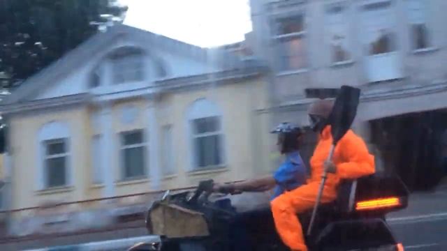 Просто чувак в маске смерти с веслом на мотоцикле смотреть онлайн