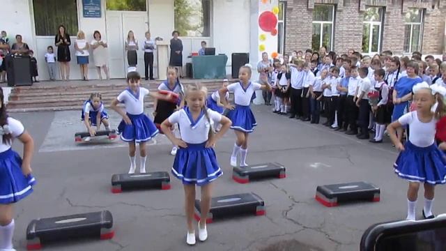 Полина с девочками из ОАЭСТ"Формула" танец "Морячка" в ЗОШ № 21 Мариуполь!!! смотреть онлайн