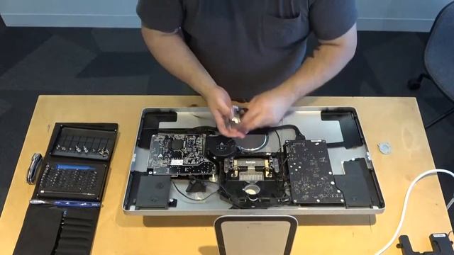 Repairing 3 Apple Thunderbolt Displays смотреть онлайн