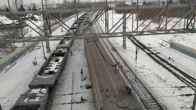 Пассажирский поезд проезжает под мостом смотреть онлайн