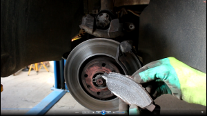 Замена передних тормозных колодок на Peugeot 408 1,6 Пежо 408 2012 года