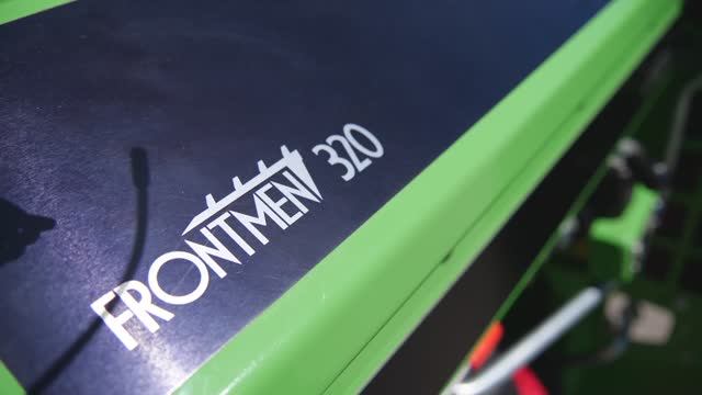 Проморолик мини-погрузчика FRONTMEN смотреть онлайн