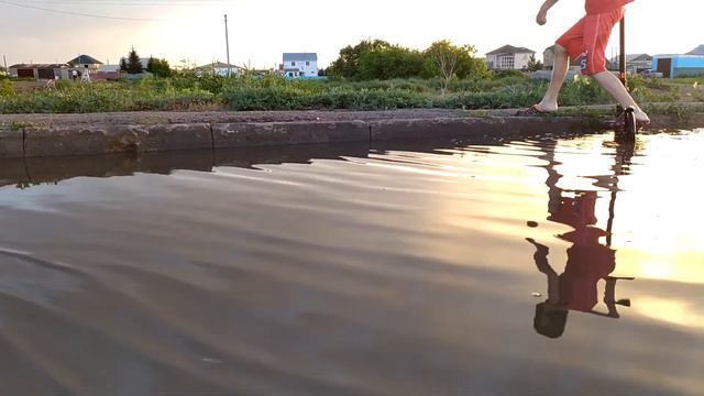 Чем занимаемся с друзьями на прогулке очень большая лужа смотреть онлайн