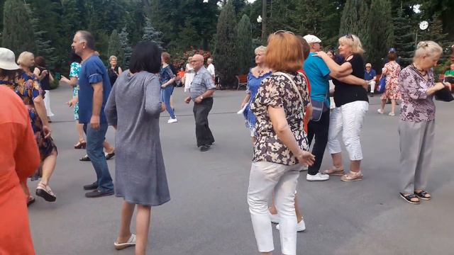 Учениці- мучениці!!! Танцы в парке Горького!!! Харьков 2021 смотреть онлайн