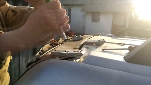ЗАМЕНА ПЕТЛЕЙ БАГАЖНИКА ВАЗ 2111 / как самому заменить задние навесы на ВАЗ 2111 смотреть онлайн