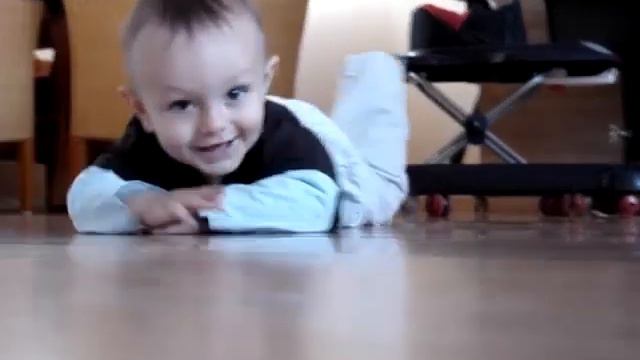 Noah valt camera aan!! смотреть онлайн