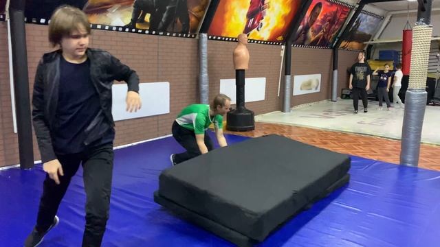 Кувырок вперед на изменяющуюся высоту приземления смотреть онлайн