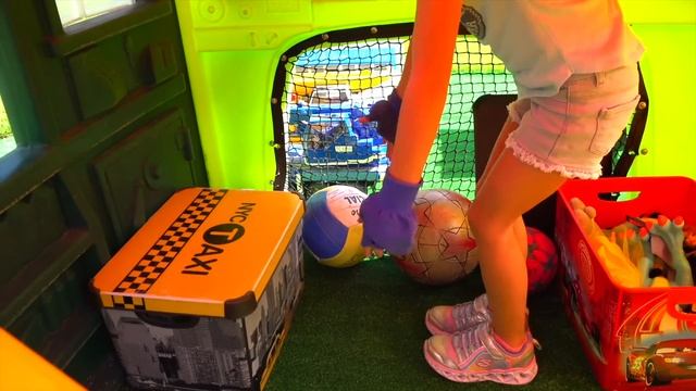 Алекс строит Мост из блоков Грузовик, Бензовоз, Трактор на больших колесах и строительные машинки смотреть онлайн