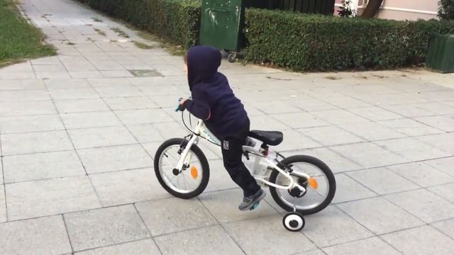 BEST Toddler Bike! Btwin Inuit Kid's Bicycle Review смотреть онлайн