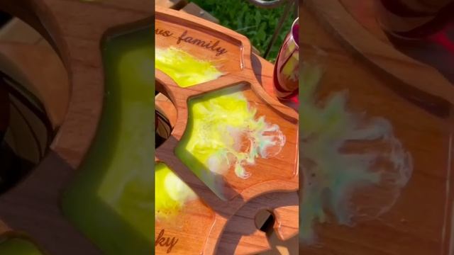 Винный столик с декором из эпоксидной смолы. смотреть онлайн