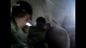 Люди застряли посреди бурлящей реки на Грузовике Урал вахтовка.