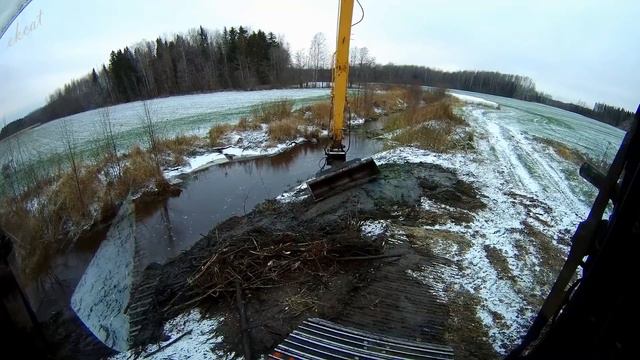 Сносим бобровые плотины Длинноруким экскаватором смотреть онлайн