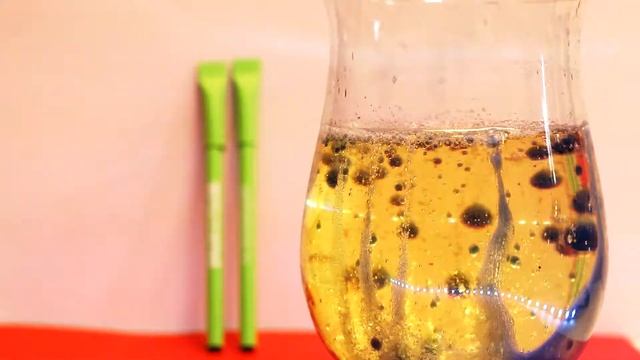 Лава в подсолнечном масле, на заднем плане эко ручки из бумаги. смотреть онлайн