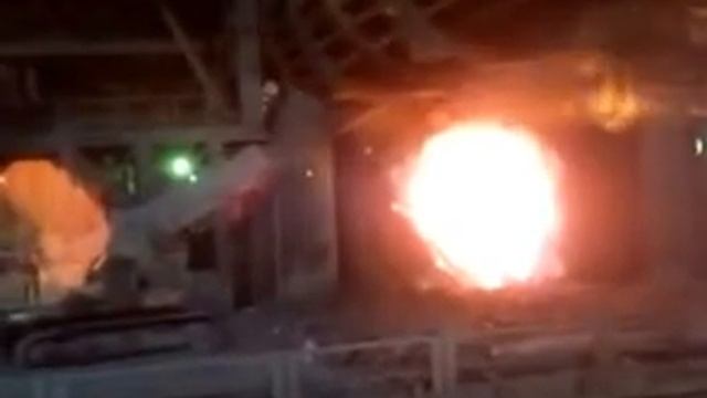 Загрузка шихты в конвертерную печь ЗАО "Северсталь" смотреть онлайн
