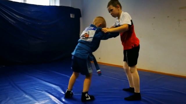 Учебная борьба в младшей группе. Самбо дети смотреть онлайн