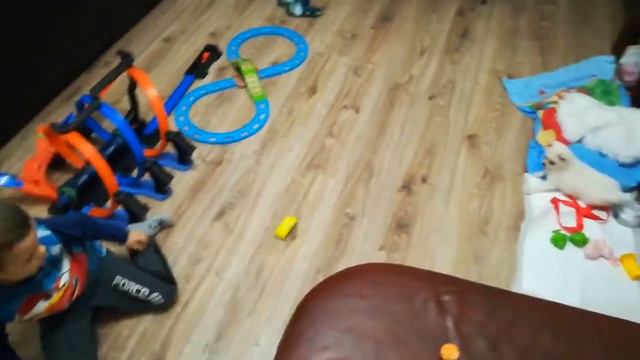 Queen is plaing away. Квин играет в гостях смотреть онлайн