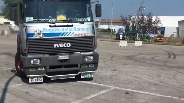a small car vs Drift Truck смотреть онлайн