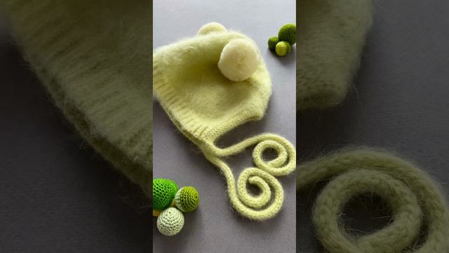 Чепчик из пуха норки с помпонами. Цвет - Лайм смотреть онлайн