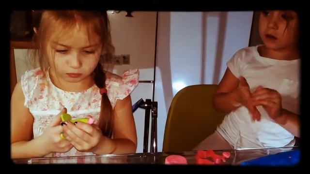 Дети. Василиса и Варя Лепят Пирожные из PlayDoh к Новогодней Выставке смотреть онлайн