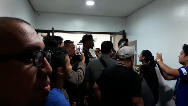 Donovan Mitchell grants photo request by the Magnolia Hotshots before Manila Clasico смотреть онлайн