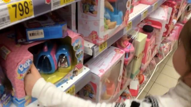 Лена в магазине игрушек.Часть 1.Выбираем покупку. Играем вместе.Lena in toy store.We play together. смотреть онлайн