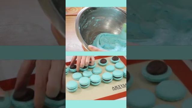 Мастер-класс по макарон (macarons) | Как приготовить макаруны на французской меренге | Vinogradinka смотреть онлайн