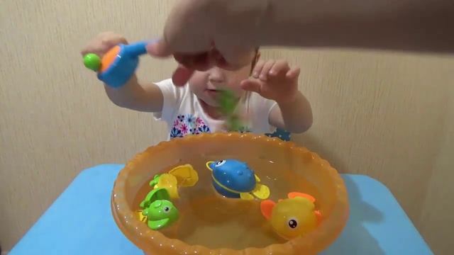 Нелли играет в детскую игру Рыбалка удочкой смотреть онлайн