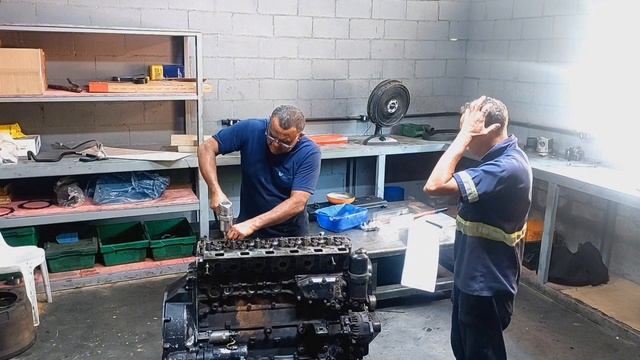 COLOCANDO CABEÇOTE E DANDO TORQUE, MOTOR OM906LA MERCEDES BENZ. смотреть онлайн