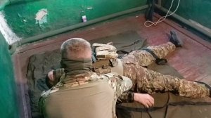 Способы переноски раненых при помощи эвакуационной стропы.