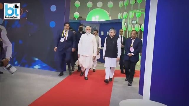 PM Modi Gets 5G Demo From Mukesh And Akash Ambani смотреть онлайн