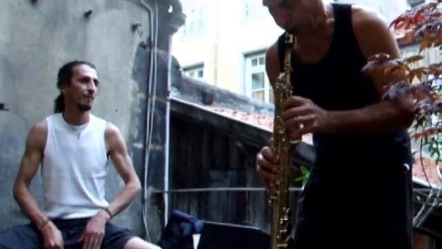 Duo Azous Lahssen Kraghel au caròn et Pierre Gély-Fort au sax soprano смотреть онлайн