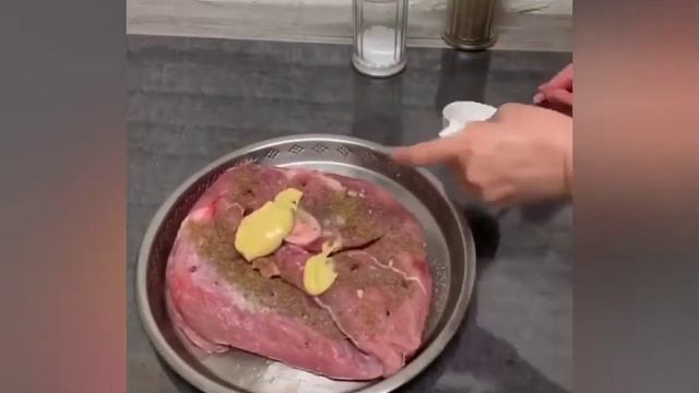 САМЫЙ ВКУСНЫЙ РЕЦЕПТ - МЯСО В ДУХОВКЕ С ЧЕСНОКОМ. ОЧЕНЬ ВКУСНО И БЫСТРО. смотреть онлайн