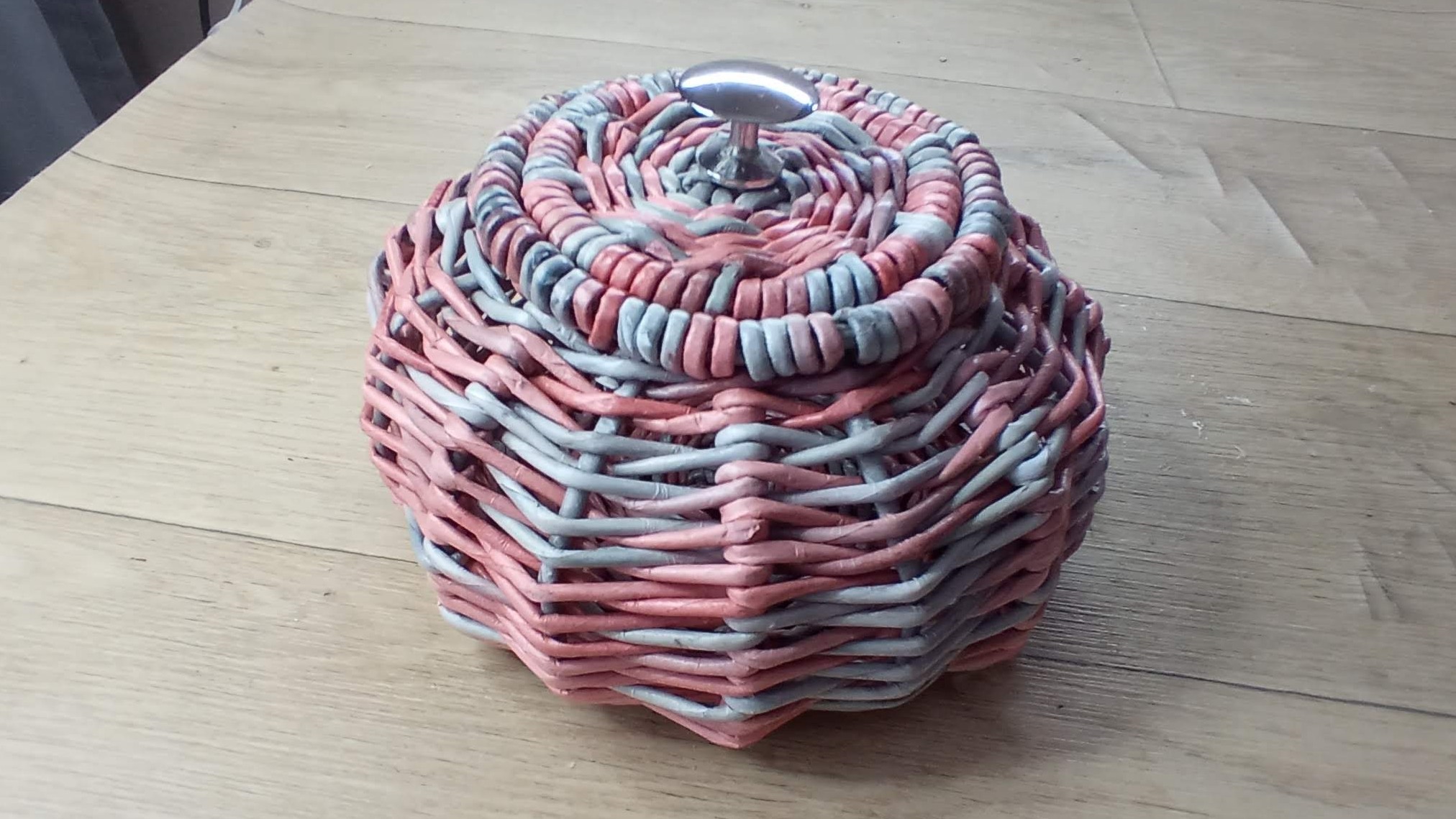 МК. Шкатулка пузатенькая из бумажной лозы. #133 смотреть онлайн