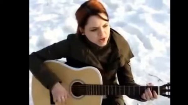 Девушка красиво поет под гитару! Супер