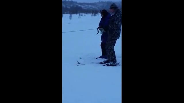 На лыжах за снегоходом.mp4 смотреть онлайн