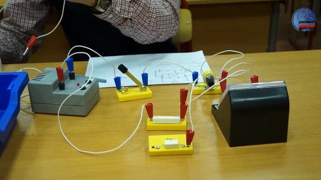 Физика. Проверка правила для силы тока при параллельном соединении резисторов